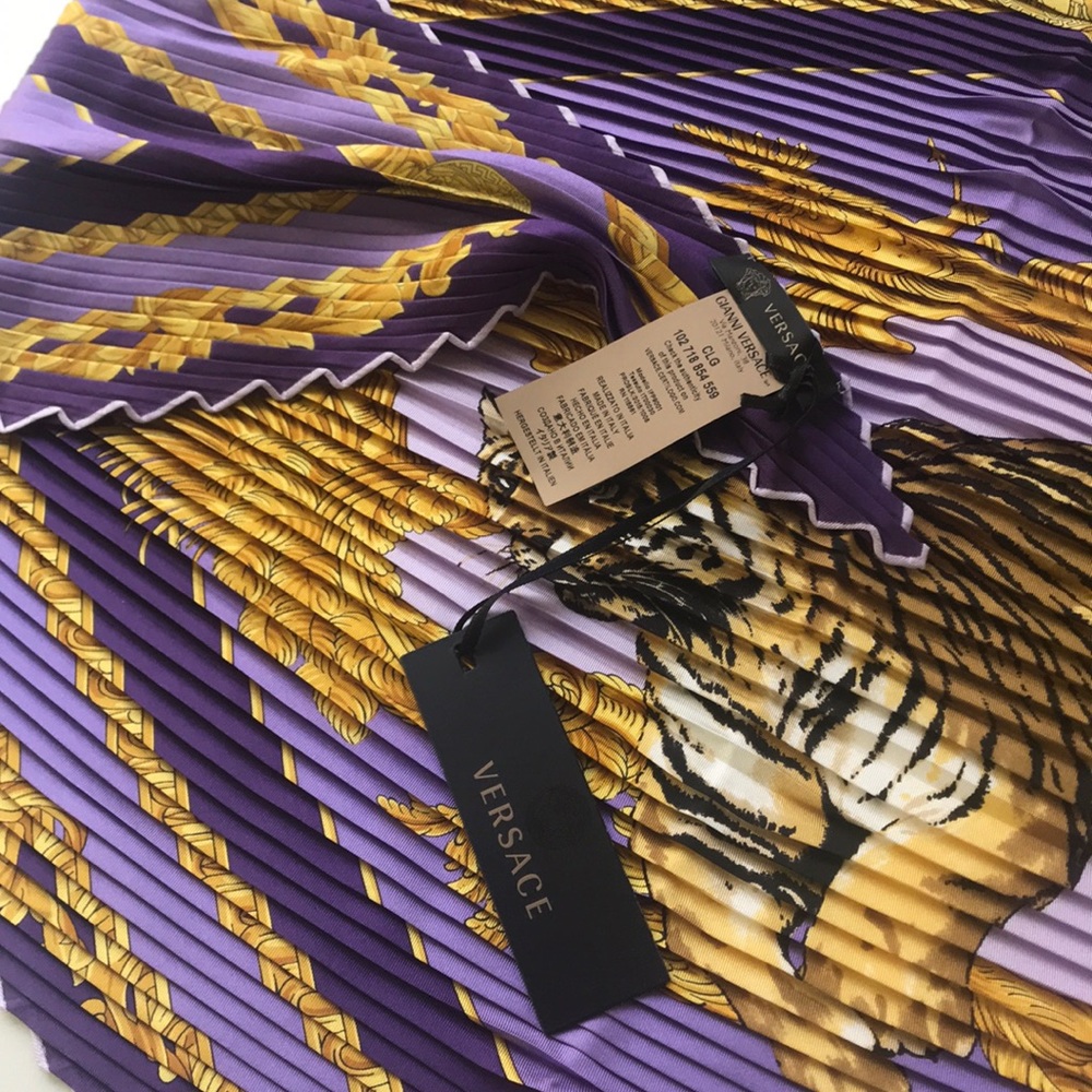 Original and unique Versace pleated silk scarf - Picture 2 of 4
